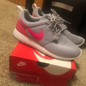 Gently used Gray & Pink Kids Nike Roshe Size 6Y